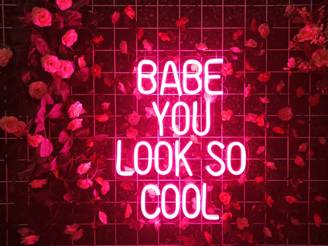 "Babe You Look So Cool" Neonskilt (Lagerbeholdning: 4 enheder)