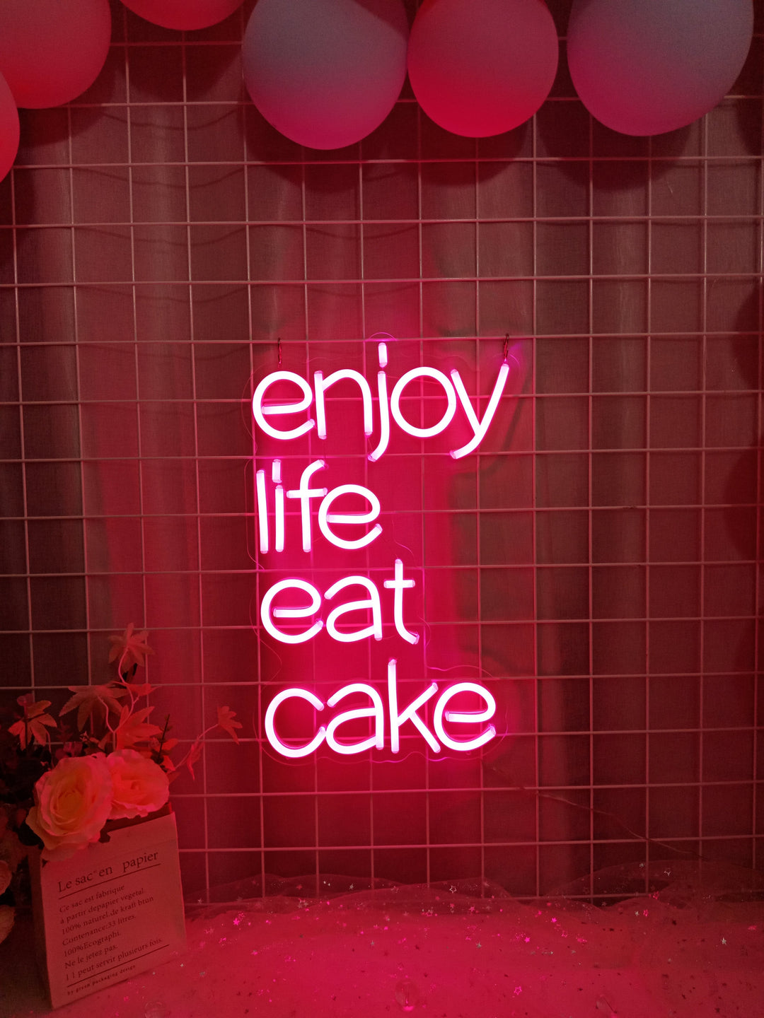 "Enjoy Life Eat Cake" Neonskilt (Lagerbeholdning: 3 enheder)