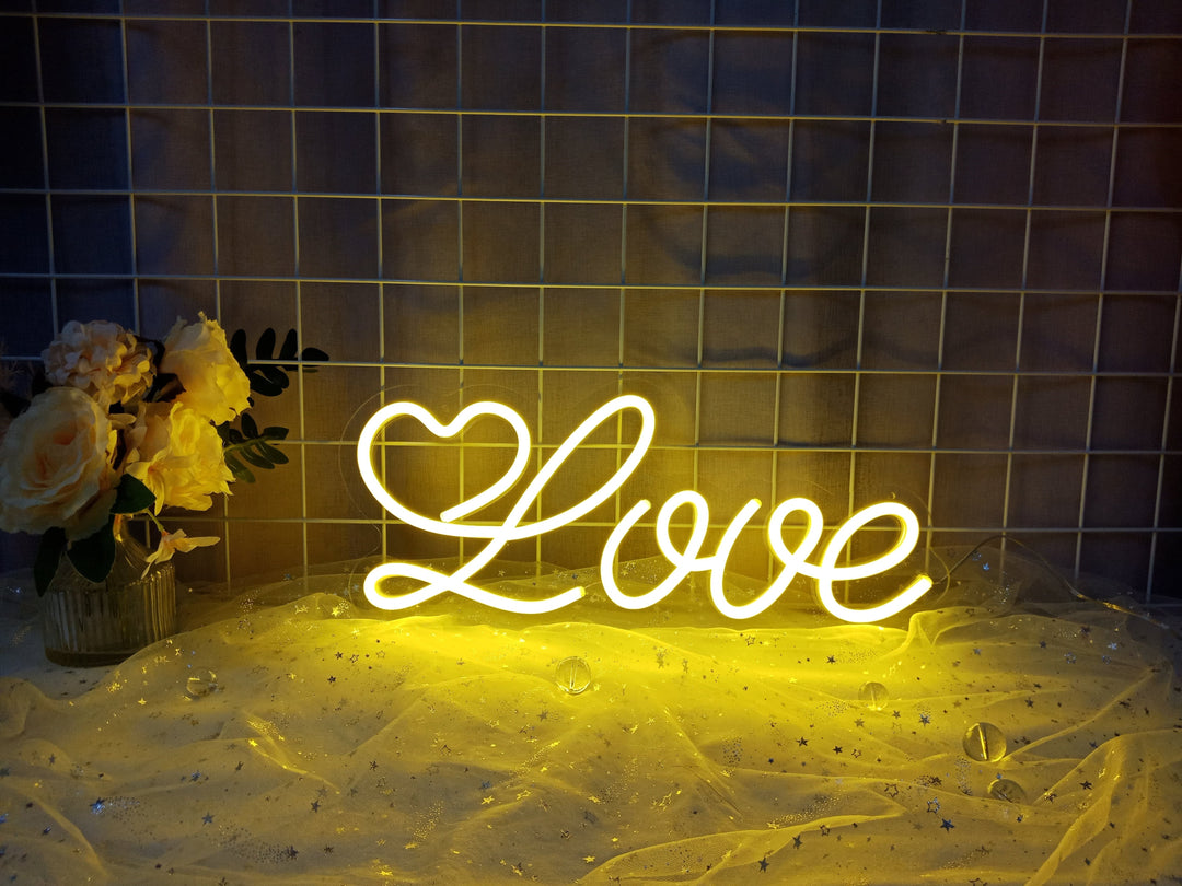 "Love" Neonskilt (Lagerbeholdning: 3 enheder)