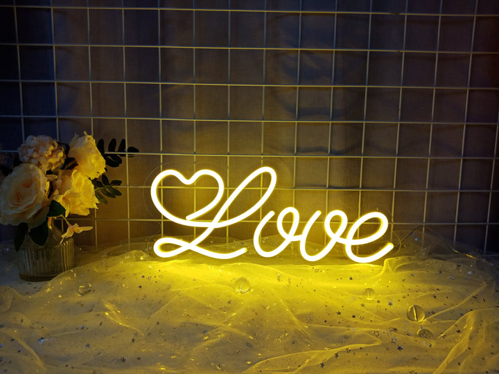 "Love" Neonskilt (Lagerbeholdning: 3 enheder)