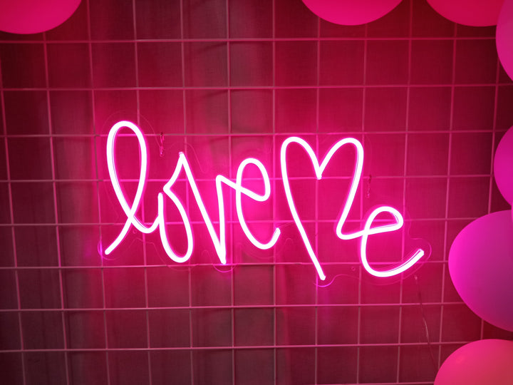 "Love Me" Neonskilt (Lagerbeholdning: 2 enheder)