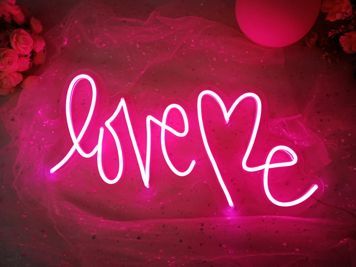 "Love Me" Neonskilt (Lagerbeholdning: 2 enheder)