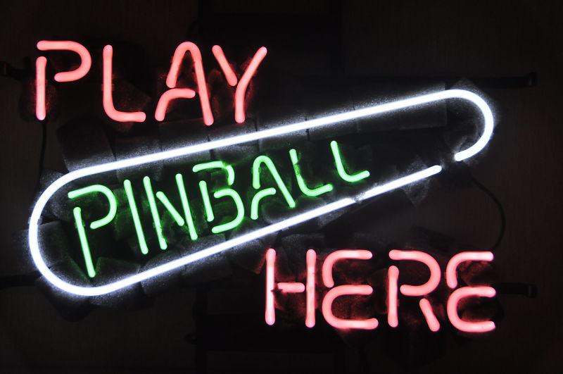 "Play Pinball Here, Spillerum" Neonskilt