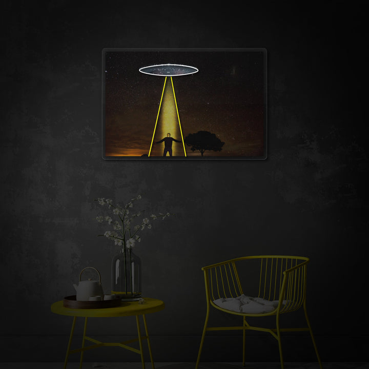 "UFO kidnapper mennesket" UV-printet LED-neonskilt