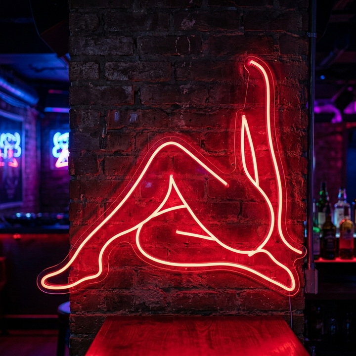 "Nøgen Pige Sidder I En Elegant Positur" Neonskilt
