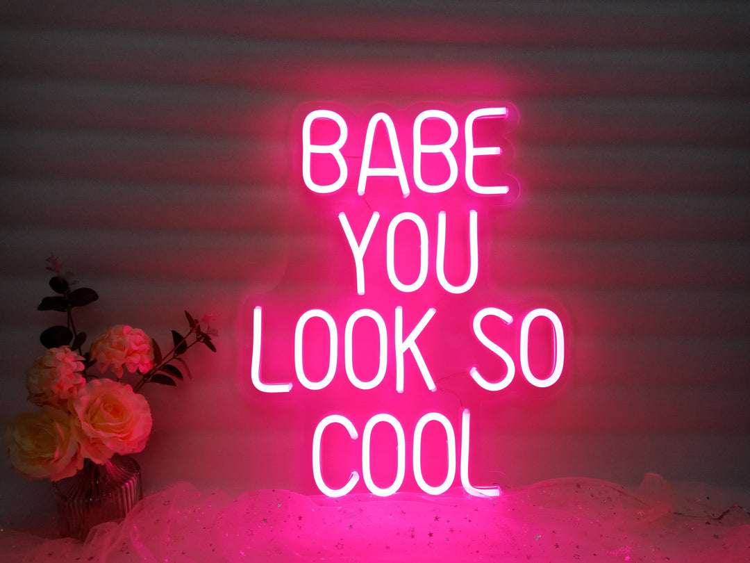 "Babe You Look So Cool" Neonskilt (Lagerbeholdning: 4 enheder)
