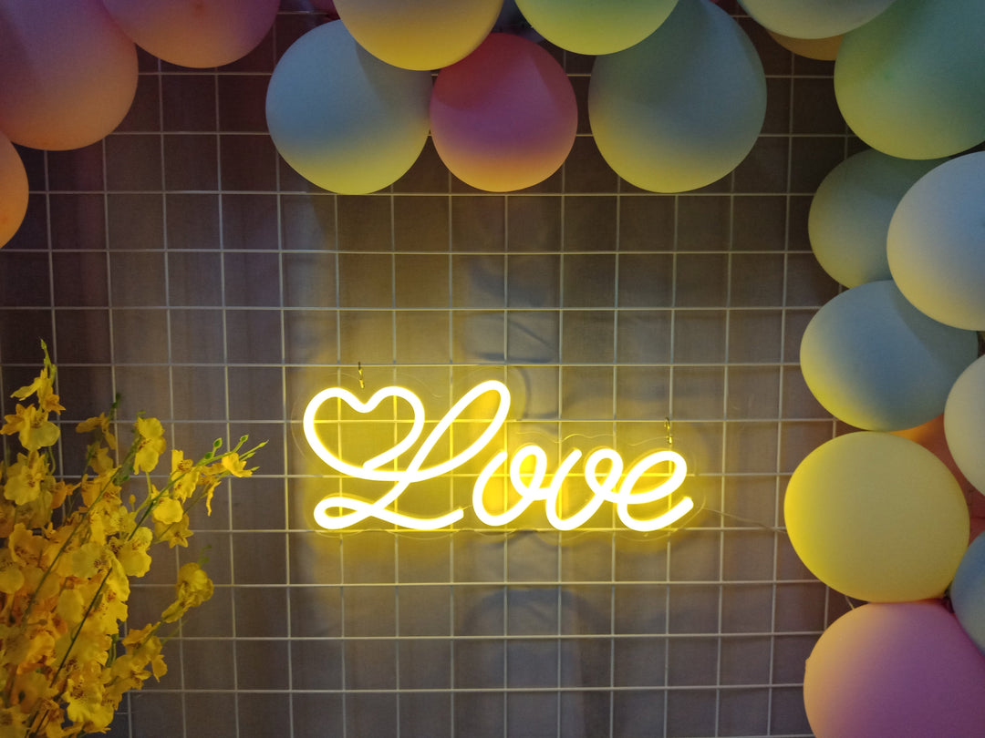 "Love" Neonskilt (Lagerbeholdning: 3 enheder)