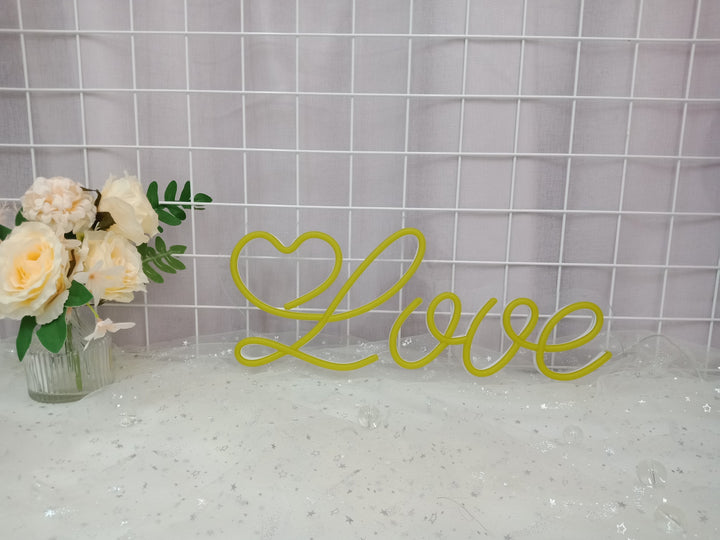"Love" Neonskilt (Lagerbeholdning: 3 enheder)