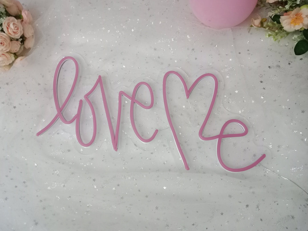 "Love Me" Neonskilt (Lagerbeholdning: 2 enheder)