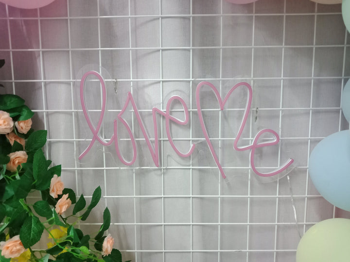 "Love Me" Neonskilt (Lagerbeholdning: 2 enheder)